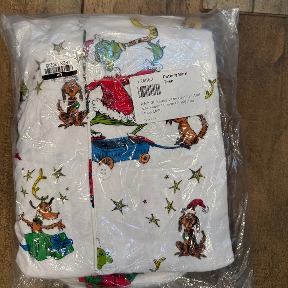 The Grinch and Max Fannel Pajamas - PBT - Picture 8 of 9